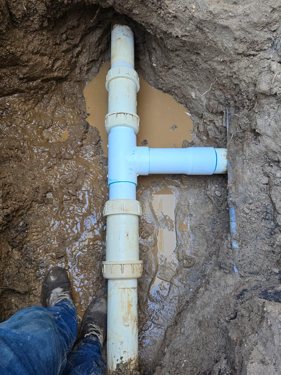 Trabajo de excavación y reparación en zanja