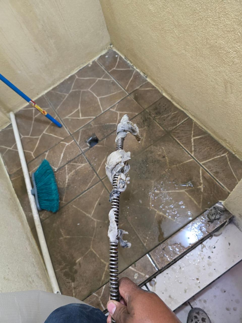 Instalación de válvula y tuberías en cuarto técnico