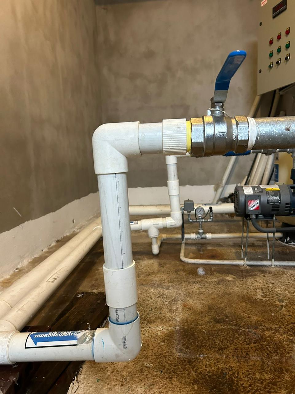 Tuberías y válvula principal en cuarto técnico